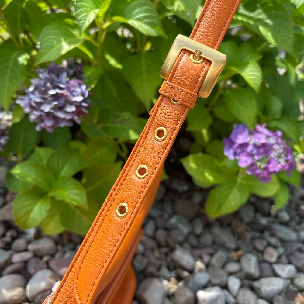NWT Stone Mountain Vibrant Orange Shoulder Bag with adjustable Buckle Strap - Picture 5 of 9